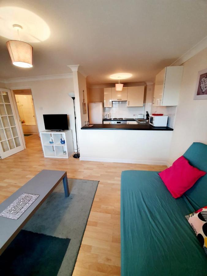 Apartment Town Centre With Car Parking *