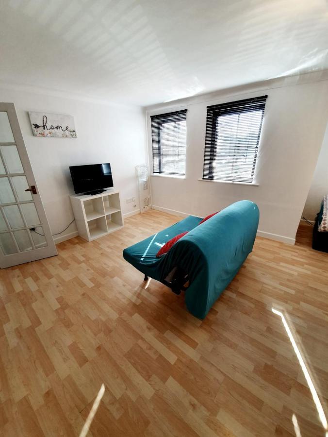 Apartment Town Centre With Car Parking *