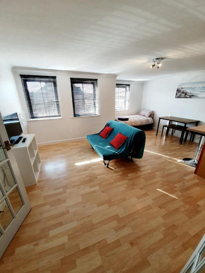 Apartment Town Centre With Car Parking *