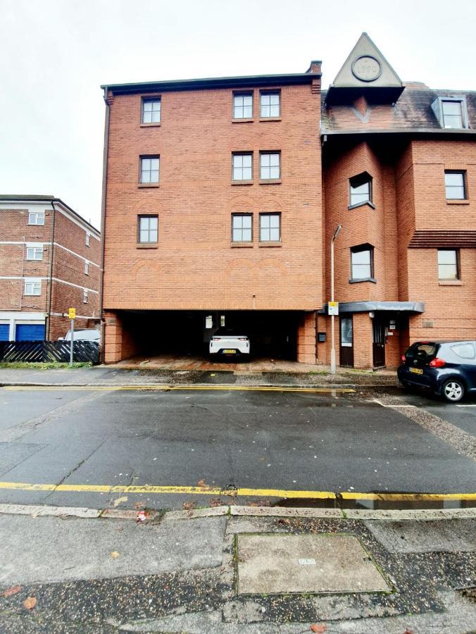 Apartment Town Centre With Car Parking